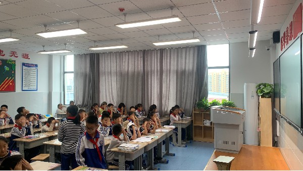 維格教育照明|新國標引領(lǐng)護眼新時代，給<i style='color:red'>孩子</i>看得見的安全感