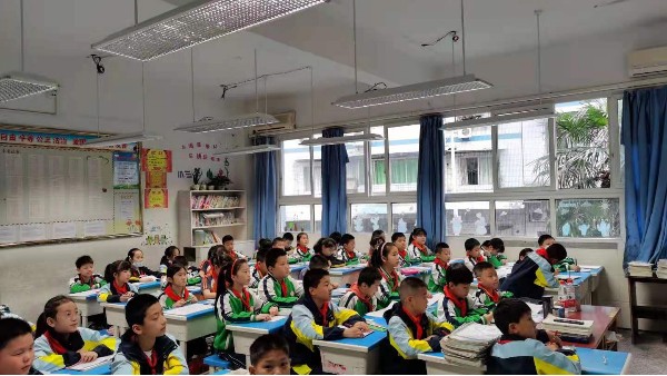 <i style='color:red'>十大教育照明</i>品牌——華輝教育照明，為學(xué)生打造教室優(yōu)質(zhì)照明光環(huán)境